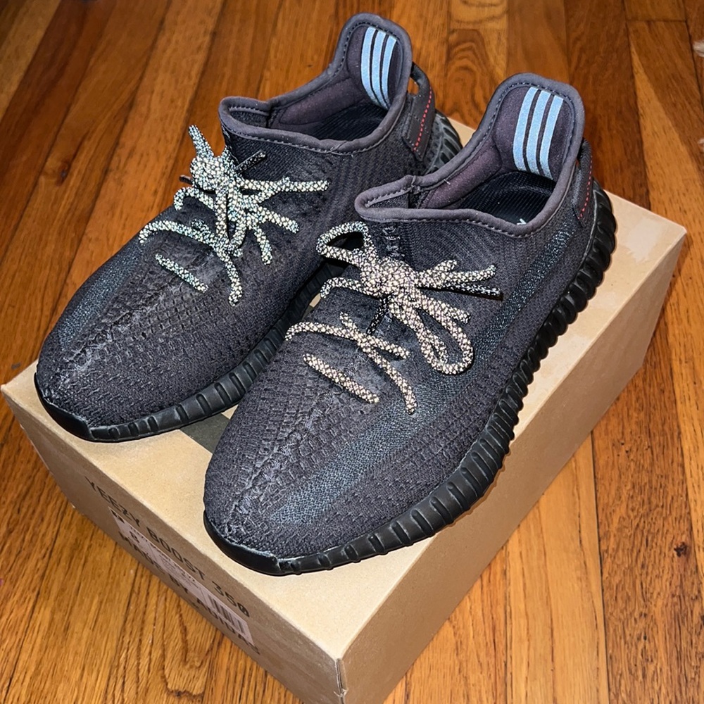 LIKE NEW ONLY WORN 2x!!! Yeezy Boost 350 V2 black/black/black non reflective.